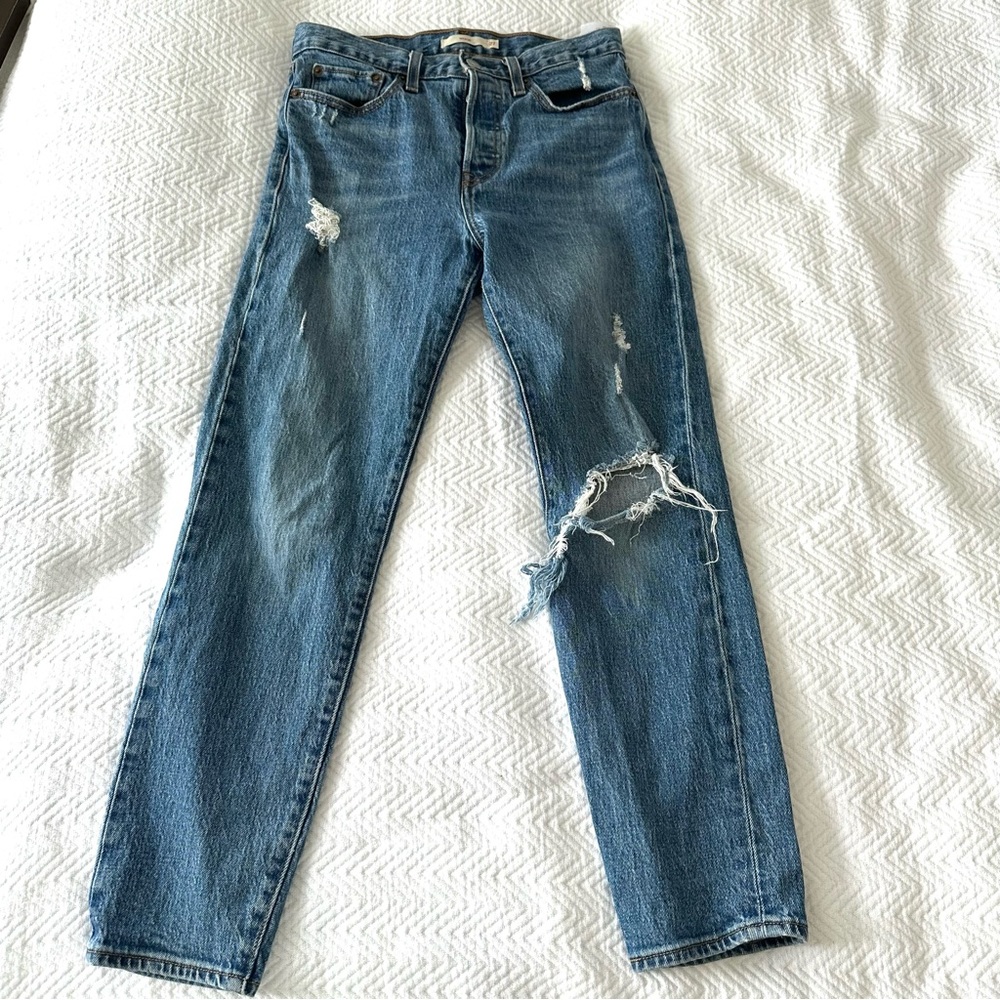 Levi’s wedgie distressed mid Wash jeans sz 27 (q4521)